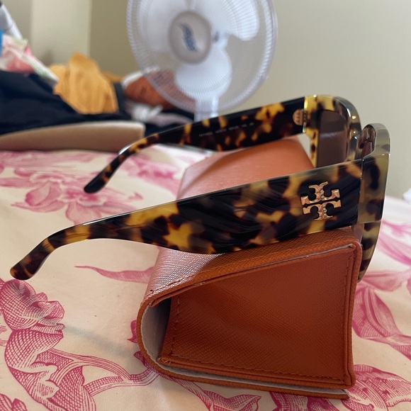🕶️ Tory Burch Honey Tortoise Shell Gold Rimmed Sunglasses 🕶️ - Picture 10 of 12